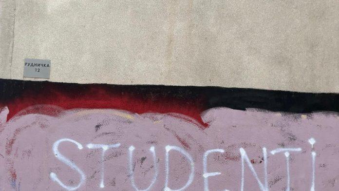 prekrecen-mural-ratka-mladica-u-nisu,-osvanula-parola-“studenti-pobeduju”-(video)