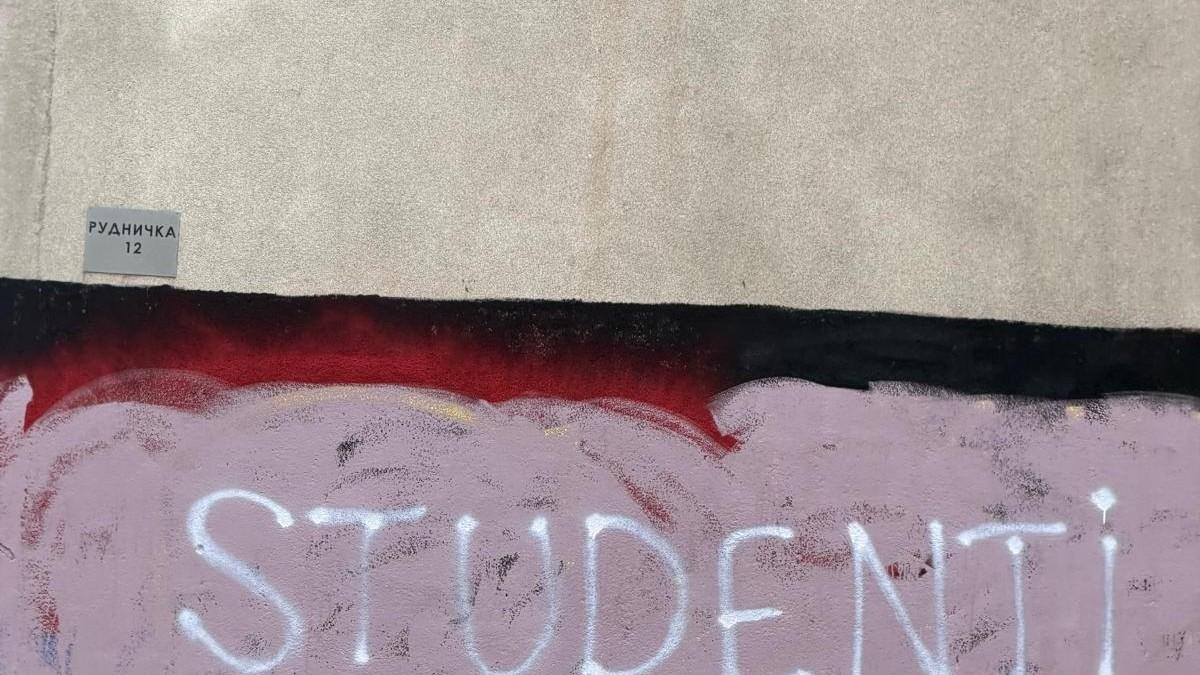 prekrecen-mural-ratka-mladica-u-nisu,-osvanula-parola-“studenti-pobeduju”-(video) prekrecen-mural-ratka-mladica-u-nisu,-osvanula-parola-“studenti-pobeduju”-(video)