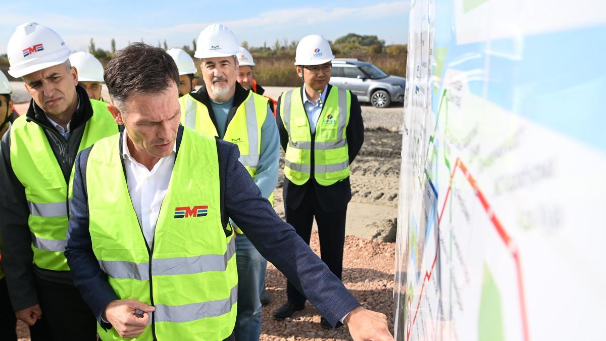 “krtica”-stize-u-srbiju-sinisa-mali-obisao-gradiliste-na-makisu-i-najavio-pocetak-kljucne-faze-radova-na-beogradskom-metrou-(foto) “krtica”-stize-u-srbiju-sinisa-mali-obisao-gradiliste-na-makisu-i-najavio-pocetak-kljucne-faze-radova-na-beogradskom-metrou-(foto)