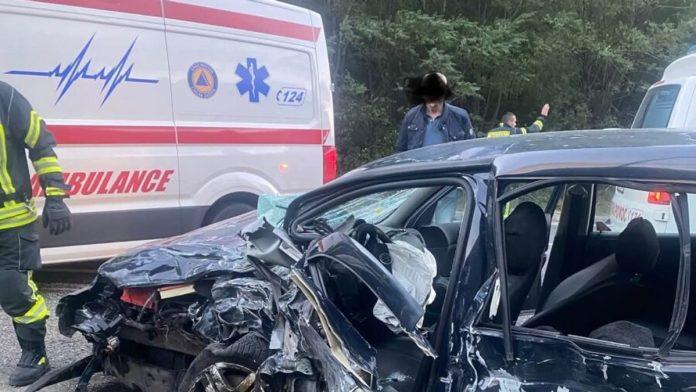 (foto)-stravicni-sudar-tri-vozila,-cetiri-osobe-povredene!-na-licu-mesta-hitna-pomoc-i-vatrogasci:-jedan-auto-potpuno-smrskan!