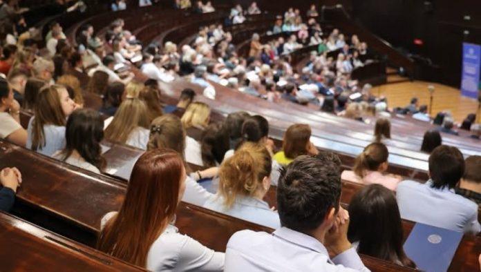 mesecno-13.000-dinara:-predaja-dokumenta-za-studnetske-kredite-i-stipendije-do-kraja-oktobra