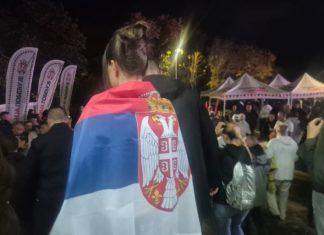 “UBIĆU TE AKO TE JOŠ JEDNOM VIDIM” Manijak u blokaderskom stilu nasrsnuo na aktivistkinju SNS-a i Velikoj Krsni “ubicu-te-ako-te-jos-jednom-vidim”-manijak-u-blokaderskom-stilu-nasrsnuo-na-aktivistkinju-sns-a-i-velikoj-krsni