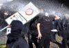 “SPALITE PARLAMENT”: Haos na ulicama Tirane – Demonstranti lomili sve pred sobom, uhapšeno 16 osoba “spalite-parlament”:-haos-na-ulicama-tirane-–-demonstranti-lomili-sve-pred-sobom,-uhapseno-16-osoba