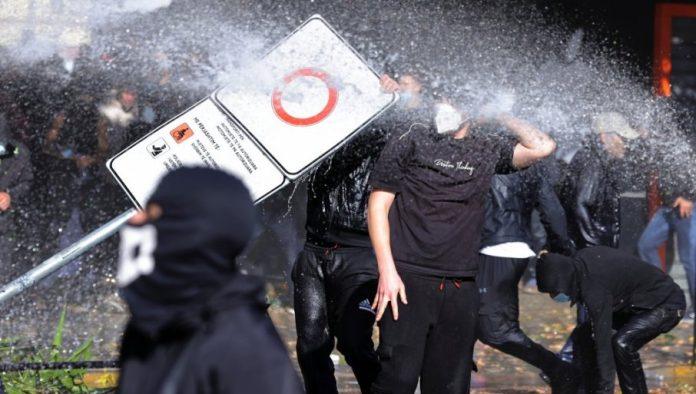 “spalite-parlament”:-haos-na-ulicama-tirane-–-demonstranti-lomili-sve-pred-sobom,-uhapseno-16-osoba