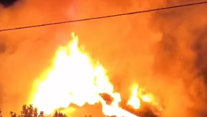 veliki-pozar-u-zmajevu-vatra-“guta”-porodicnu-kucu-(video)