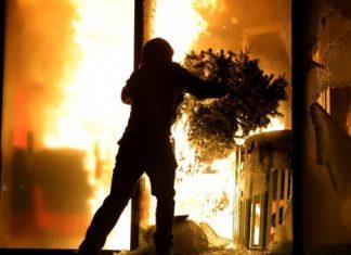 GORE ZGRADE U CENTRU GRADA: Studenti demonstranti pale Tiranu – Pakao u prestonici Albanije (FOTO) gore-zgrade-u-centru-grada:-studenti-demonstranti-pale-tiranu-–-pakao-u-prestonici-albanije-(foto)