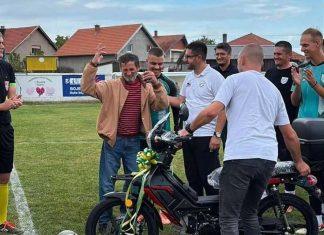 ČUVENI ZOKI NIJE VEROVAO! Neverovatan gest u Čačku: Fudbaleri iz Trbušana vernom navijaču kupili novi motor – tako su rekli hvala za godine ljubavi i podrške cuveni-zoki-nije-verovao!-neverovatan-gest-u-cacku:-fudbaleri-iz-trbusana-vernom-navijacu-kupili-novi-motor-–-tako-su-rekli-hvala-za-godine-ljubavi-i-podrske