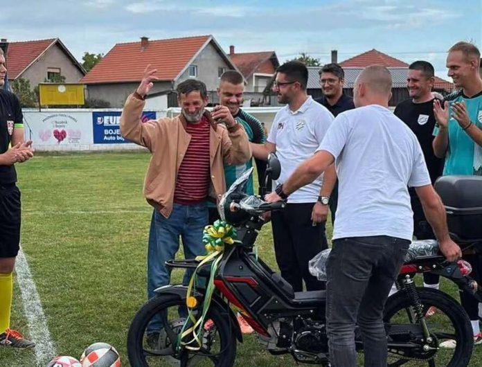 cuveni-zoki-nije-verovao!-neverovatan-gest-u-cacku:-fudbaleri-iz-trbusana-vernom-navijacu-kupili-novi-motor-–-tako-su-rekli-hvala-za-godine-ljubavi-i-podrske