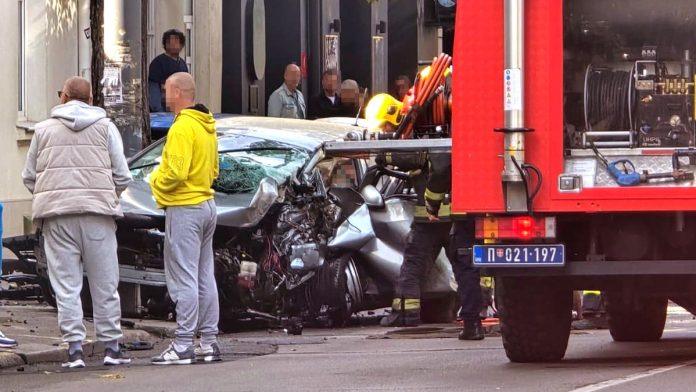 (foto)-jeziva-nesreca-u-centru-beograda-autobus-udario-u-automobil,-vatrogasci-sekli-vozilo-da-izvuku-vozaca