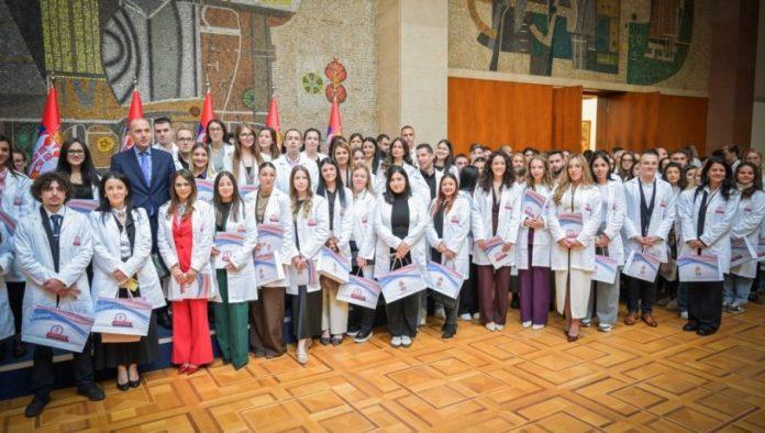 odgovorna-politika-koja-je-prepoznala-vaznost-zdravstva:-uruceni-ugovori-o-radu-za-100-najboljih-diplomaca-medicine-i-380-najboljih-tehnicara