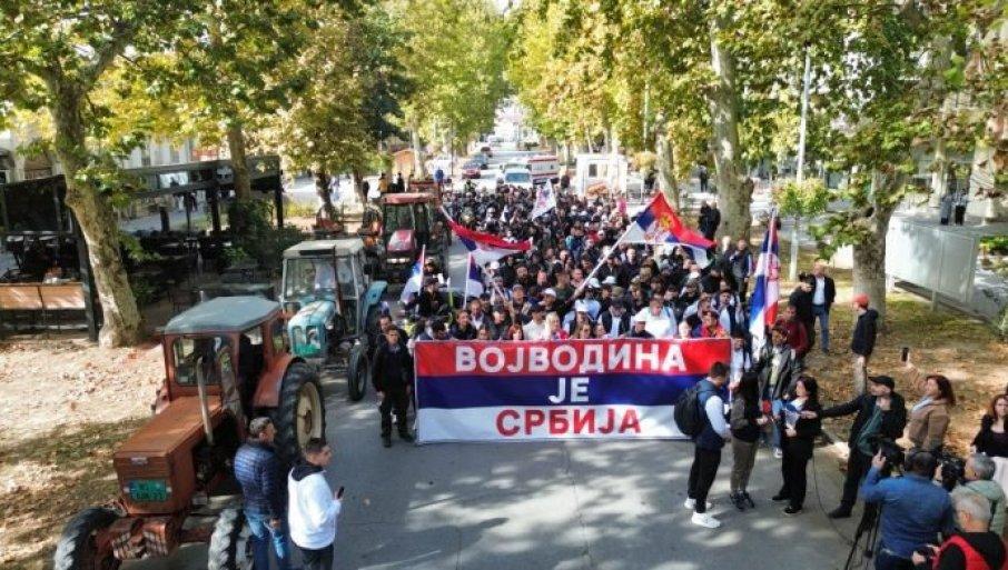 mladost-srbije-krenula-peske-na-skup-u-novom-sadu:-nose-jasnu-poruku-„vojvodina-je-srbija“-(foto) mladost-srbije-krenula-peske-na-skup-u-novom-sadu:-nose-jasnu-poruku-„vojvodina-je-srbija“-(foto)