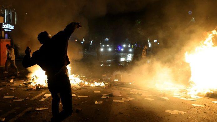 (foto,-video)-albanija-gori,-protesti-se-sire-i-postaju-sve-nasilniji-mladi-lome,-pale-i-jurisaju-na-institucije,-zestoki-sukobi-sa-policijom:-trazi-se-ostavka-edija-rame