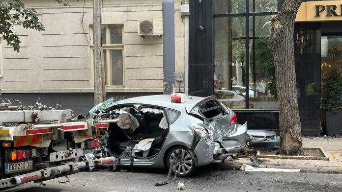 (foto,-video)-udario-u-betonsku-banderu,-pa-se-u-njega-zakucao-autobus?!-jezivi-prizor-na-dorcolu:-auto-zguzvan-kao-konzerva,-vozaca-izvlacili-45-minuta!