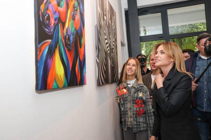 “zena-cija-snaga,-stvaralastvo-i-zivotna-prica-inspirisu”-durdevic-stamenkovski-na-otvaranju-kreativnog-centra-s-dejanom-backo:-podseca-da-duh-nema-barijere