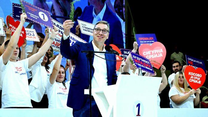 “kurtijev-poslanik-se-pojavio-u-majici-studenti-pobeduju”-vucic-na-skupu-u-lazarevcu:-“mi-sluzimo-samo-svom-narodu,-a-oni-kome-hoce,-a-zato-ce-izgubiti-izbore”