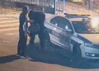 EKSKLUZIVNI SNIMAK SA NADZORNE KAMERE! Šapić dobrovoljno predaje oružje policiji u 4.34h ispred svoje kuće: Tvrdnje Sava Manojlovića da je imao pištolj u toku incidenta PALE U VODU ekskluzivni-snimak-sa-nadzorne-kamere!-sapic-dobrovoljno-predaje-oruzje-policiji-u-4.34h-ispred-svoje-kuce:-tvrdnje-sava-manojlovica-da-je-imao-pistolj-u-toku-incidenta-pale-u-vodu
