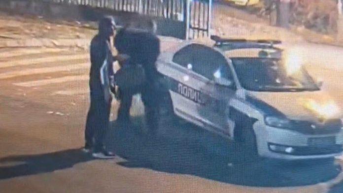 ekskluzivni-snimak-sa-nadzorne-kamere!-sapic-dobrovoljno-predaje-oruzje-policiji-u-4.34h-ispred-svoje-kuce:-tvrdnje-sava-manojlovica-da-je-imao-pistolj-u-toku-incidenta-pale-u-vodu