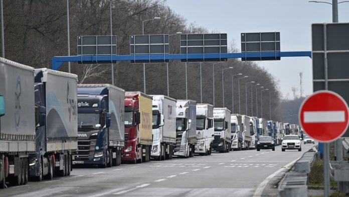 amss:-teretna-vozila-cekaju-satima-na-izlazu-iz-srbije,-ovako-stoje-stvari-za-putnicka-vozila