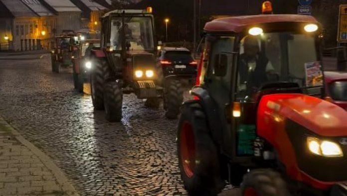 zagrmelo-i-sa-sremske-strane!-reka-traktora-ide-ka-novom-sadu-na-skup-podrske-vucicu!-(video)