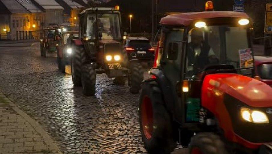 zagrmelo-i-sa-sremske-strane!-reka-traktora-ide-ka-novom-sadu-na-skup-podrske-vucicu!-(video) zagrmelo-i-sa-sremske-strane!-reka-traktora-ide-ka-novom-sadu-na-skup-podrske-vucicu!-(video)