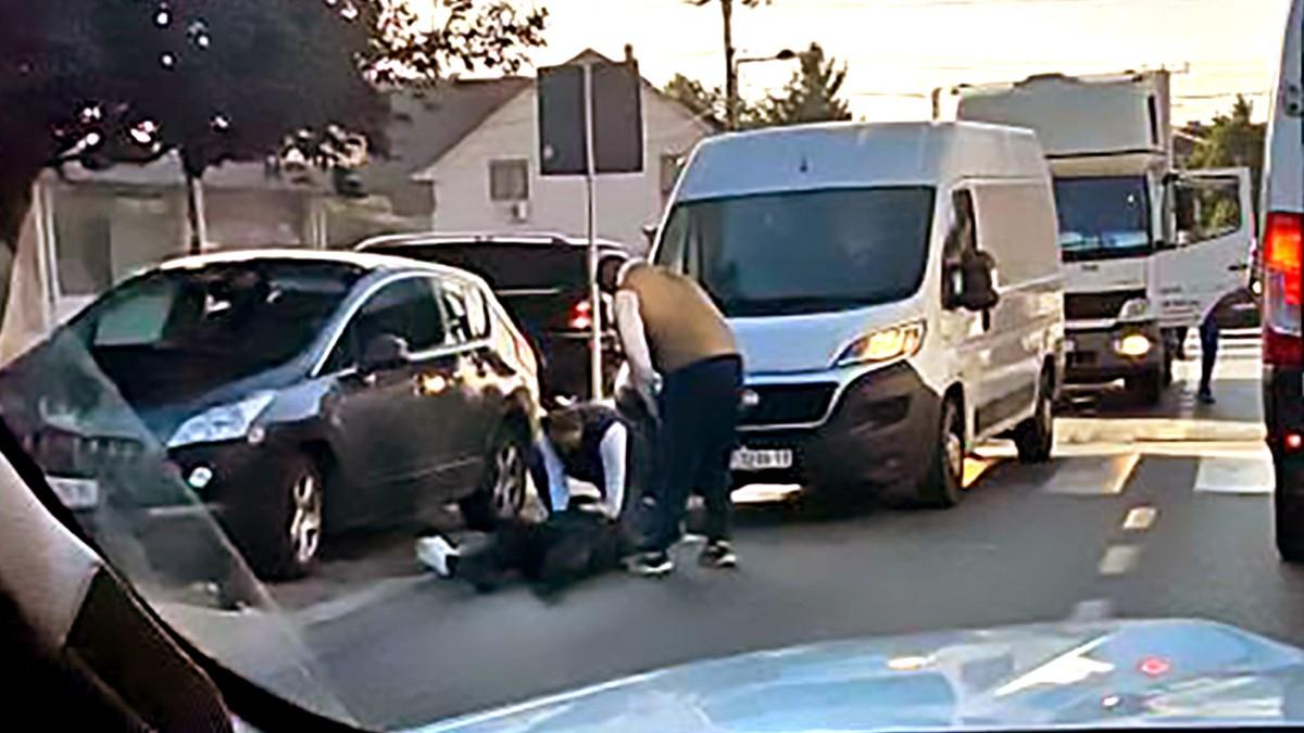 (foto)-povreden-pesak-u-novim-banovcima-lezi-na-putu-pored-automobila,-prolaznici-pritrcali-u-pomoc (foto)-povreden-pesak-u-novim-banovcima-lezi-na-putu-pored-automobila,-prolaznici-pritrcali-u-pomoc