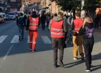 IMAJU KONjA, A IDU PEŠKE! Društvene mreže bruje od smeha zbog blokaderske šetnje: Što ga ne jašete?” imaju-konja,-a-idu-peske!-drustvene-mreze-bruje-od-smeha-zbog-blokaderske-setnje:-sto-ga-ne-jasete?”