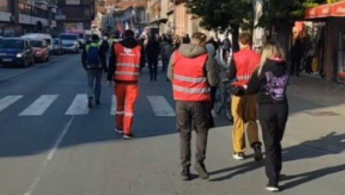 imaju-konja,-a-idu-peske!-drustvene-mreze-bruje-od-smeha-zbog-blokaderske-setnje:-sto-ga-ne-jasete?”