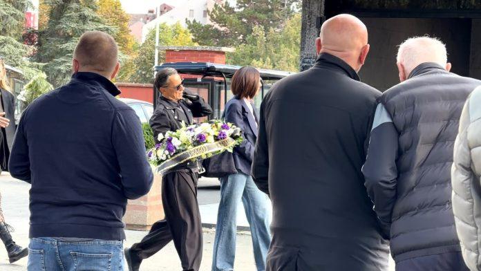 sahrana-sladane-tesle-vlasnik-modne-agencije-stigao-prvi-u-crnom-od-glave-do-pete,-nosi-veliku-suzu:-tuga-na-novom-groblju-(foto)