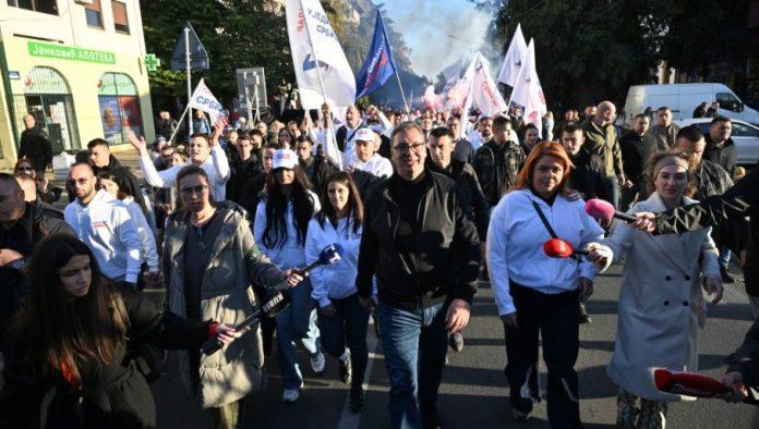 vise-od-100-000-ljudi-uz-vucica-na-skupu-u-novom-sadu!-ujedinjena-srbija-do-pobede-–-reke-ljudi-i-dalje-se-slivaju,-ljudi-samo-pristizu