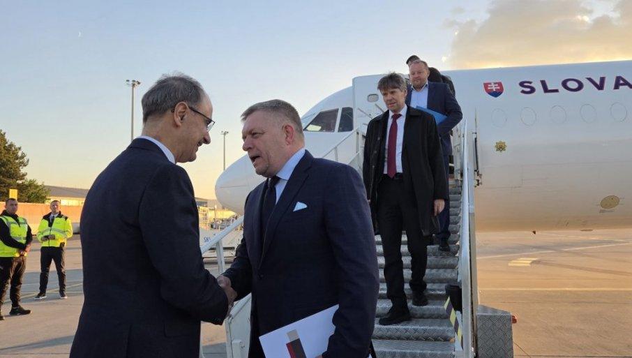 fico-sleteo-u-beograd:-slovacki-premijer-stize-na-miting-da-podrzi-vucica-(foto) fico-sleteo-u-beograd:-slovacki-premijer-stize-na-miting-da-podrzi-vucica-(foto)