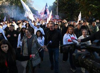 VUČIĆ BRZIM VOZOM DOŠAO U NOVI SAD: Stigao peške na miting, usput ga sačekao Robert Fico – reke ljudi se slile u centar grada (VIDEO) vucic-brzim-vozom-dosao-u-novi-sad:-stigao-peske-na-miting,-usput-ga-sacekao-robert-fico-–-reke-ljudi-se-slile-u-centar-grada-(video)