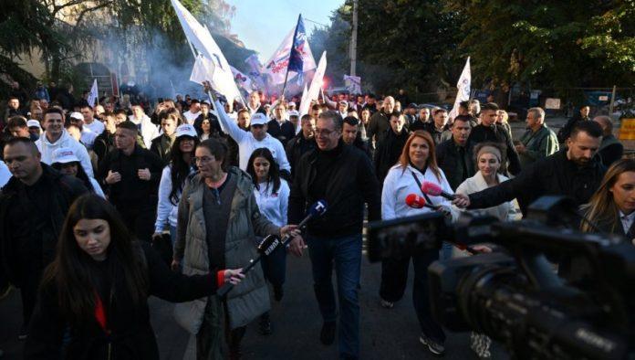 vucic-brzim-vozom-dosao-u-novi-sad:-stigao-peske-na-miting,-usput-ga-sacekao-robert-fico-–-reke-ljudi-se-slile-u-centar-grada-(video)