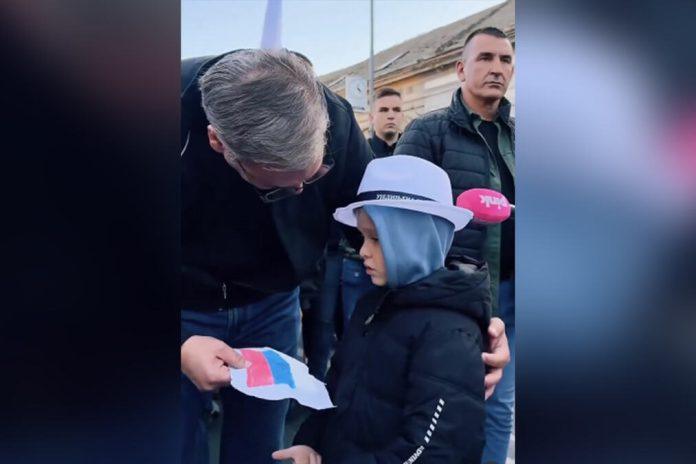 malisan-prisao-vucicu-s-listom-papira-u-ruci!-dao-mu-poklon,-vucic-se-raznezio-i-odusevio:-“hvala-ti!”-evo-sta-je-decak-nacrtao
