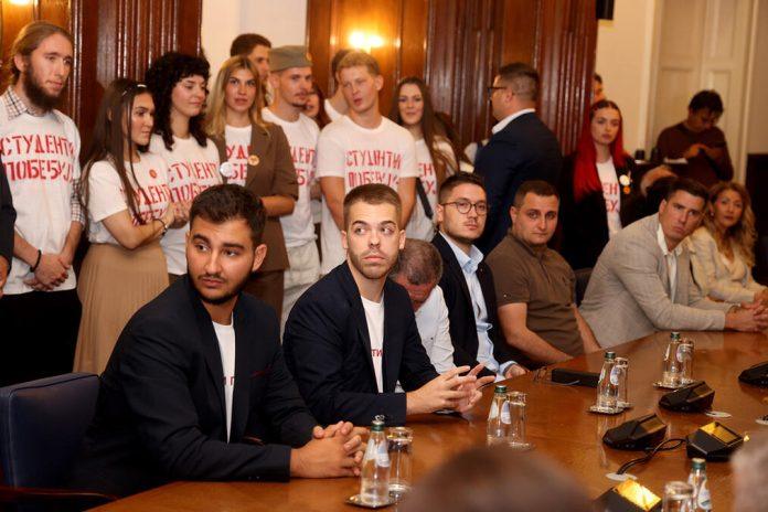 na-‘studentskoj-listi’-ni-jedan-jedini-radnik!-za-obicnog-coveka-koji-zivi-od-svog-rada-mesta-nema,-politicke-fotelje-rezervisali-samo-za-svoje-odabrane!
