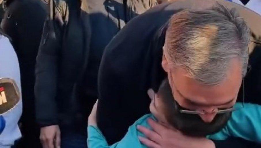 ujedinjeni-u-ljubavi-prema-srbiji-vucic:-kada-smo-zajedno,-nesalomivi-smo-(video) ujedinjeni-u-ljubavi-prema-srbiji-vucic:-kada-smo-zajedno,-nesalomivi-smo-(video)