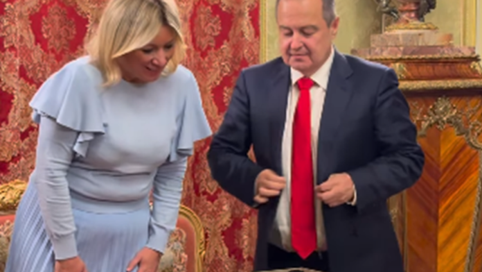 (video)-“njena-poruka-za-srbe-i-poljubac-za-mene”-dacic-se-susreo-sa-zaharovom-u-moskvi,-dao-joj-simbolican-poklon:-“mojoj-dragoj-prijateljici”