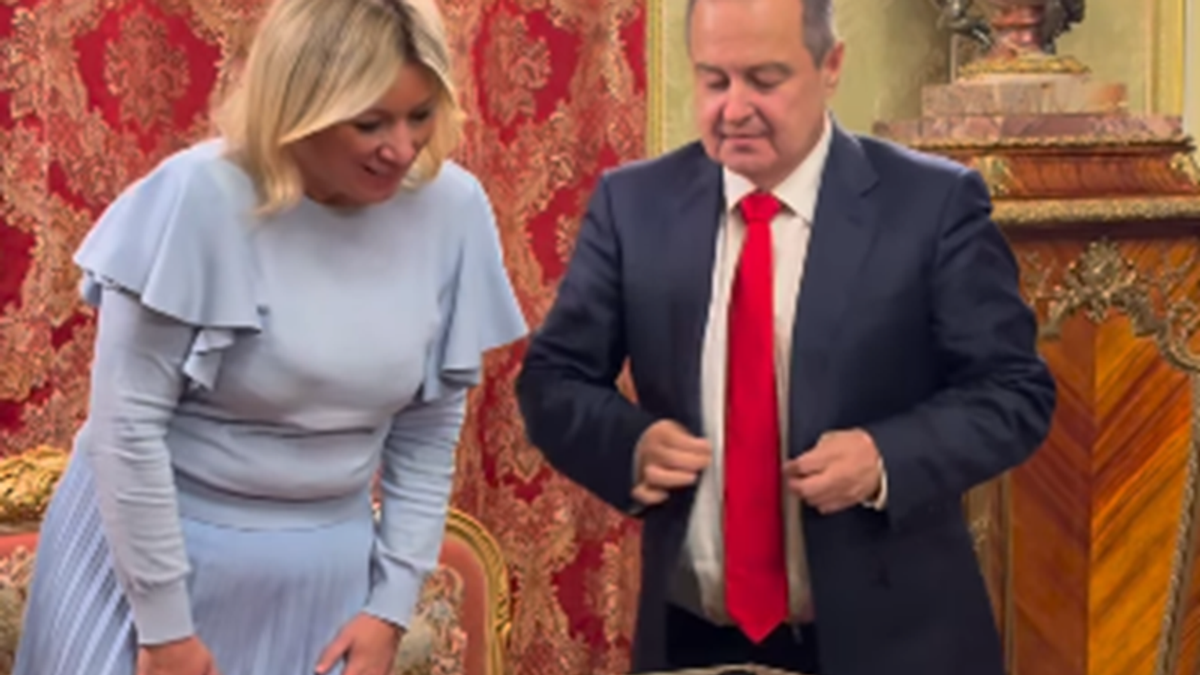 (video)-“njena-poruka-za-srbe-i-poljubac-za-mene”-dacic-se-susreo-sa-zaharovom-u-moskvi,-dao-joj-simbolican-poklon:-“mojoj-dragoj-prijateljici” (video)-“njena-poruka-za-srbe-i-poljubac-za-mene”-dacic-se-susreo-sa-zaharovom-u-moskvi,-dao-joj-simbolican-poklon:-“mojoj-dragoj-prijateljici”