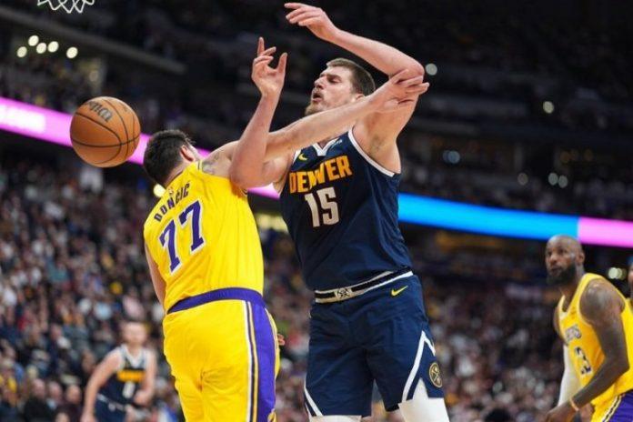 luka-doncic-gleda-i-ne-veruje:-nikola-jokic-opet-izveo-magiju,-vec-imamo-asistenciju-sezone-u-nba-(video)