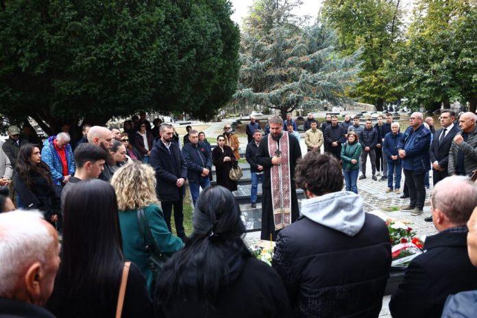 “iza-sebe-je-ostavio-srbiju-koju-je-voleo”-u-aleji-zasluznih-gradana-odrzan-pomen-generalu-nebojsi-pavkovicu