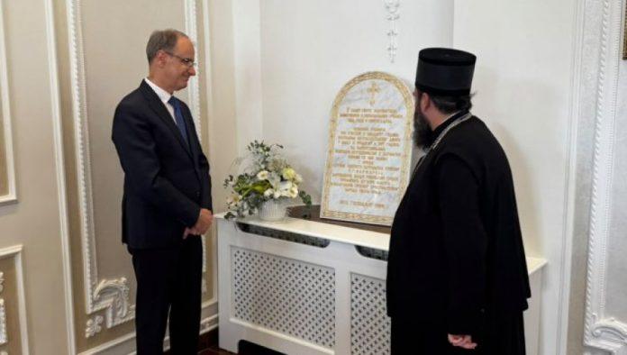 “srbija-ne-zaboravlja-svoj-narod”:-macut-u-dalju-porucio-da-se-duhovni-i-kulturni-koreni-moraju-cuvati-(foto)