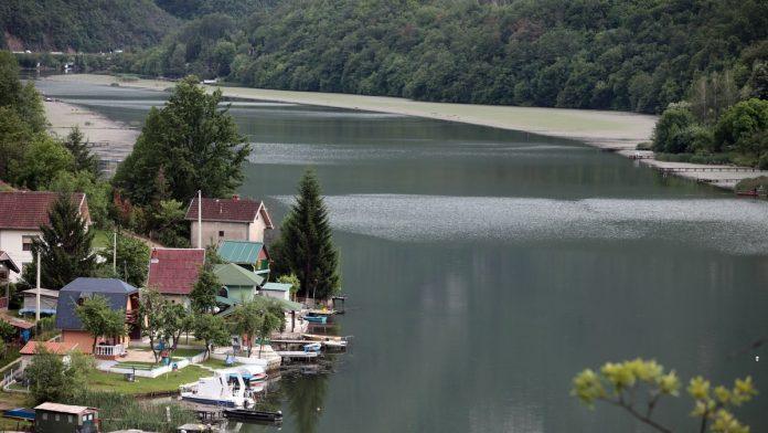 mnogi-zaboravljaju-na-ovu-banju-u-srcu-srbije:-termalni-izvori-i-jesenji-pejzazi-cine-je-odlicnim-izborom-za-vikend