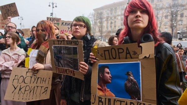 protesti-i-u-kijevu:-demonstranti-zahtevaju-ostavku-klicka protesti-i-u-kijevu:-demonstranti-zahtevaju-ostavku-klicka