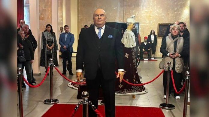 (foto)-u-jagodini-postavljena-vostana-figura-dragana-markovica-palme-njegov-sin-porucio:-“da-svi-vide-figuru-coveka-koji-je-pokazao-kako-se-domacinski-vodi-jedan-grad”