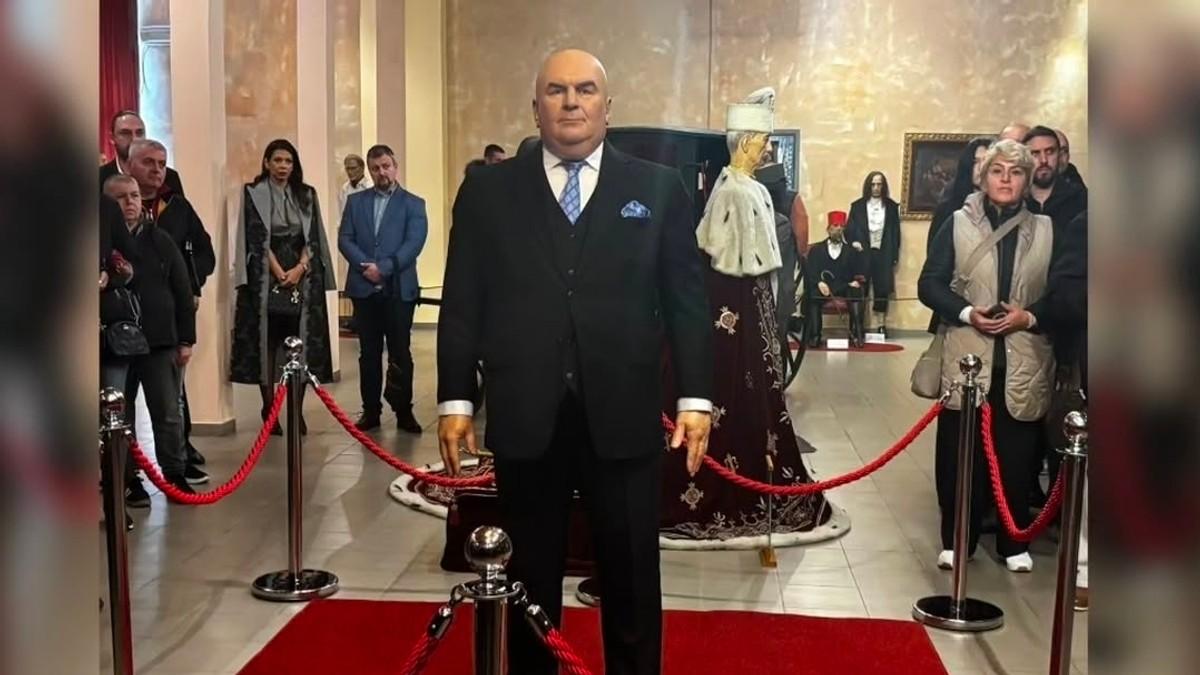 (foto)-u-jagodini-postavljena-vostana-figura-dragana-markovica-palme-njegov-sin-porucio:-“da-svi-vide-figuru-coveka-koji-je-pokazao-kako-se-domacinski-vodi-jedan-grad” (foto)-u-jagodini-postavljena-vostana-figura-dragana-markovica-palme-njegov-sin-porucio:-“da-svi-vide-figuru-coveka-koji-je-pokazao-kako-se-domacinski-vodi-jedan-grad”
