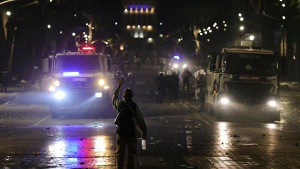 lom-u-tirani:-policija-gada-demonstrante-gumenim-mecima,-na-ulicama-zavladao-opsti-haos-(foto) lom-u-tirani:-policija-gada-demonstrante-gumenim-mecima,-na-ulicama-zavladao-opsti-haos-(foto)