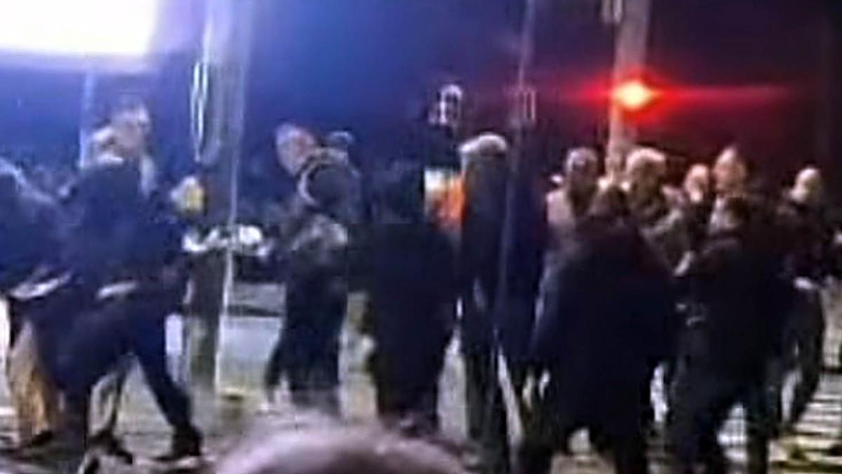 (video)-sns-aktivisti-napadnuti-na-zvezdari-oglasili-se-iz-stranke:-“rec-je-o-grupi-gradana-koji-su-oznaceni-kao-pripadnici-tzv.-‘zborova'” (video)-sns-aktivisti-napadnuti-na-zvezdari-oglasili-se-iz-stranke:-“rec-je-o-grupi-gradana-koji-su-oznaceni-kao-pripadnici-tzv.-‘zborova'”
