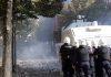 HAOS NA ULICAMA TIRANE: Policija ispalila gumene metke, povređen i direktor policije (VIDEO) haos-na-ulicama-tirane:-policija-ispalila-gumene-metke,-povreden-i-direktor-policije-(video)