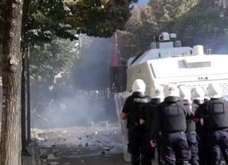 HAOS NA ULICAMA TIRANE: Policija ispalila gumene metke, povređen i direktor policije (VIDEO) haos-na-ulicama-tirane:-policija-ispalila-gumene-metke,-povreden-i-direktor-policije-(video)