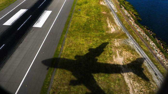 drama-i-panika-na-aerodromu-u-nemackoj!-nepoznato-vozilo-razbilo-probilo-ogradu-i-uletelo-medu-ruske-avione:-pista-hitno-zatvorena!