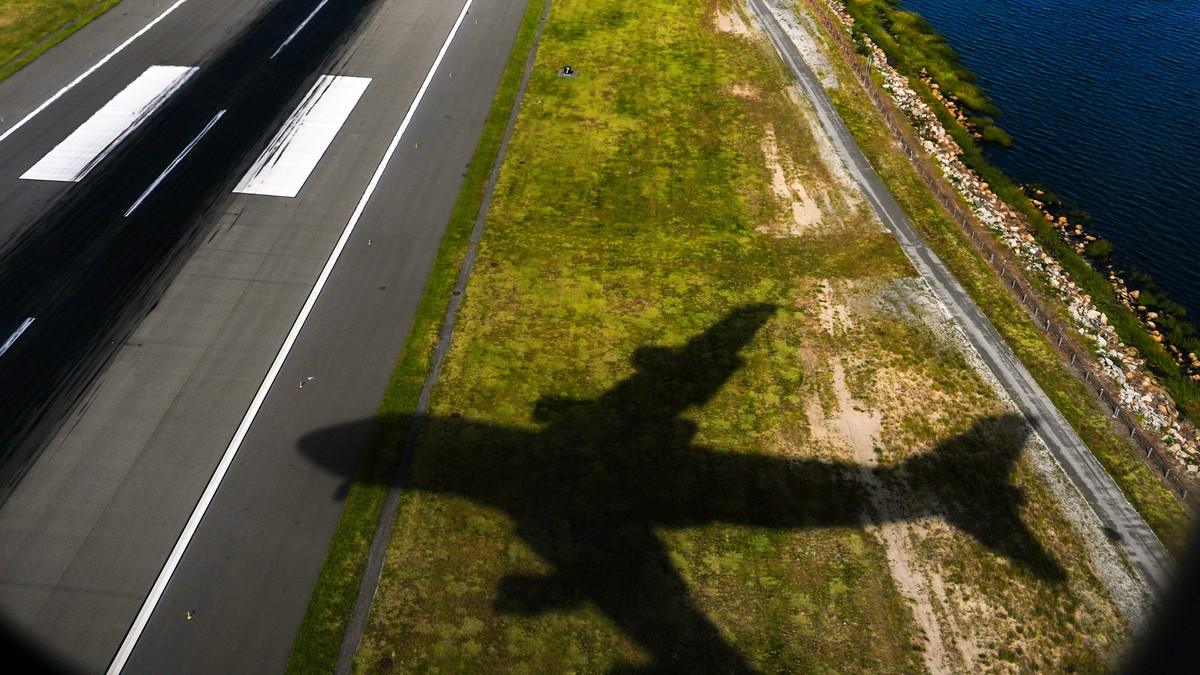 drama-i-panika-na-aerodromu-u-nemackoj!-nepoznato-vozilo-razbilo-probilo-ogradu-i-uletelo-medu-ruske-avione:-pista-hitno-zatvorena! drama-i-panika-na-aerodromu-u-nemackoj!-nepoznato-vozilo-razbilo-probilo-ogradu-i-uletelo-medu-ruske-avione:-pista-hitno-zatvorena!